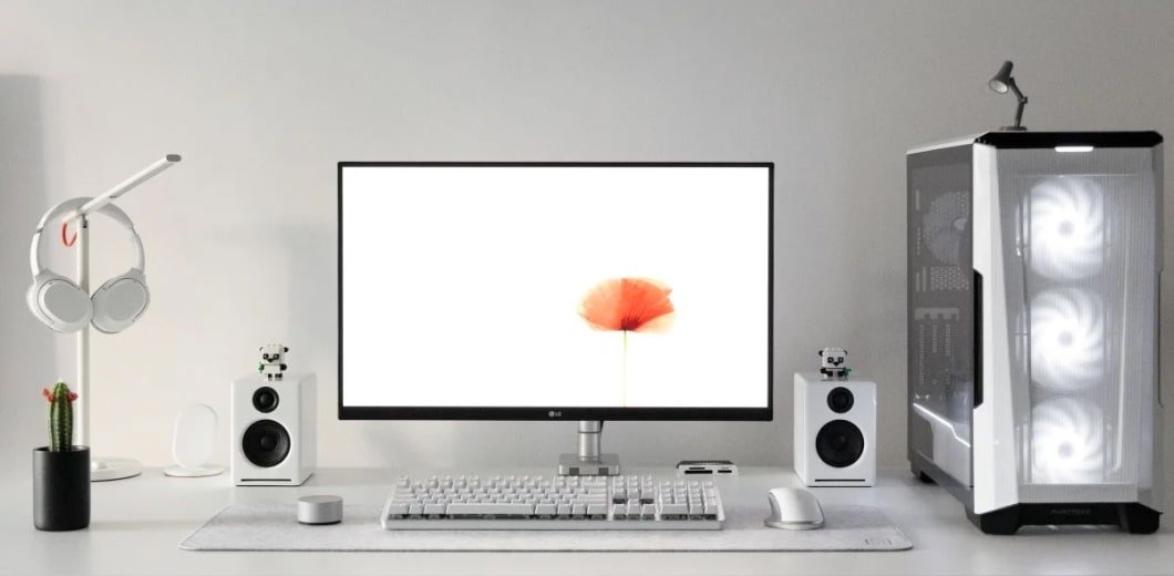 3 Minimalist Desk Setups 