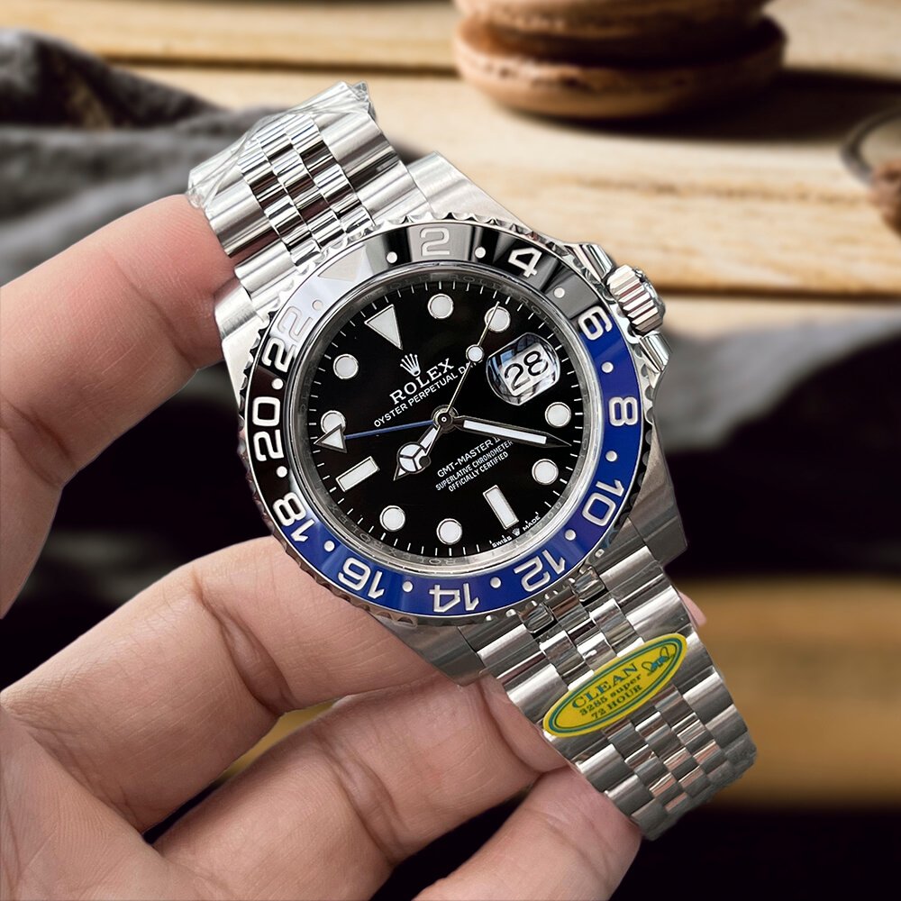 Rolex Batman GMT: Chromalight Blue Glow in Dark Environment